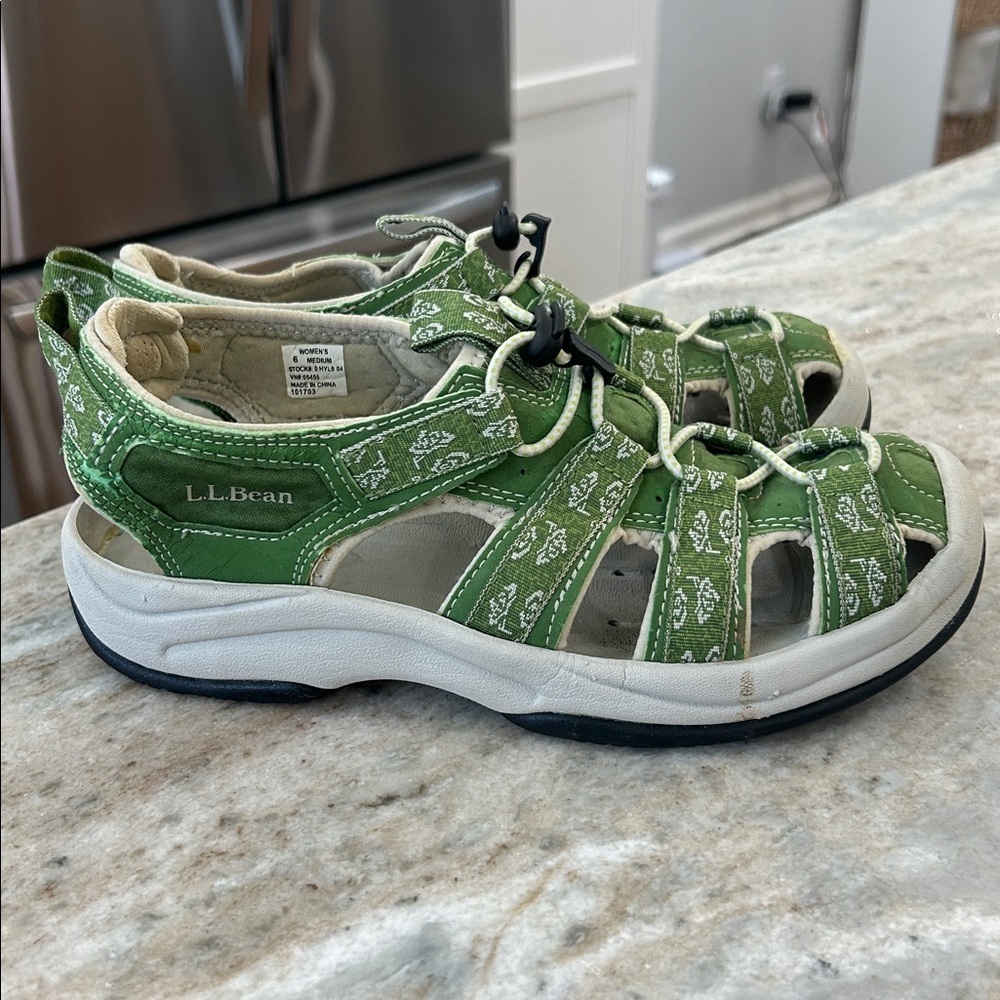 L.L. Bean Green Pattern Water Shoes Sandal Adjustable 6 Medium Women's